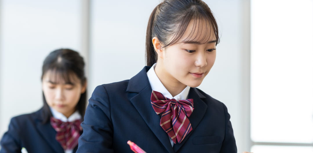 教室で学習する学生