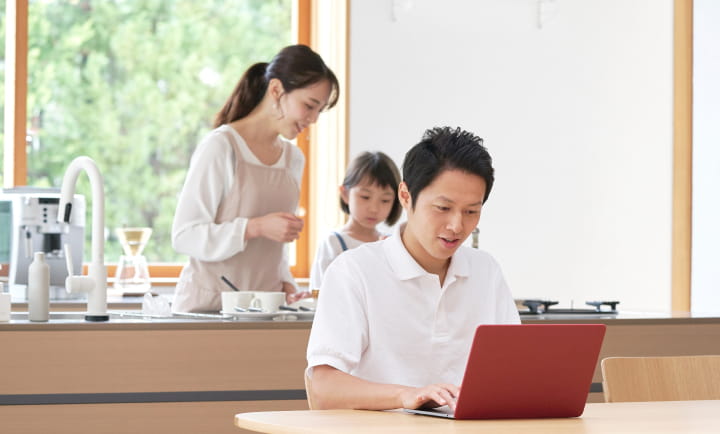 自宅でパソコンを操作する人物