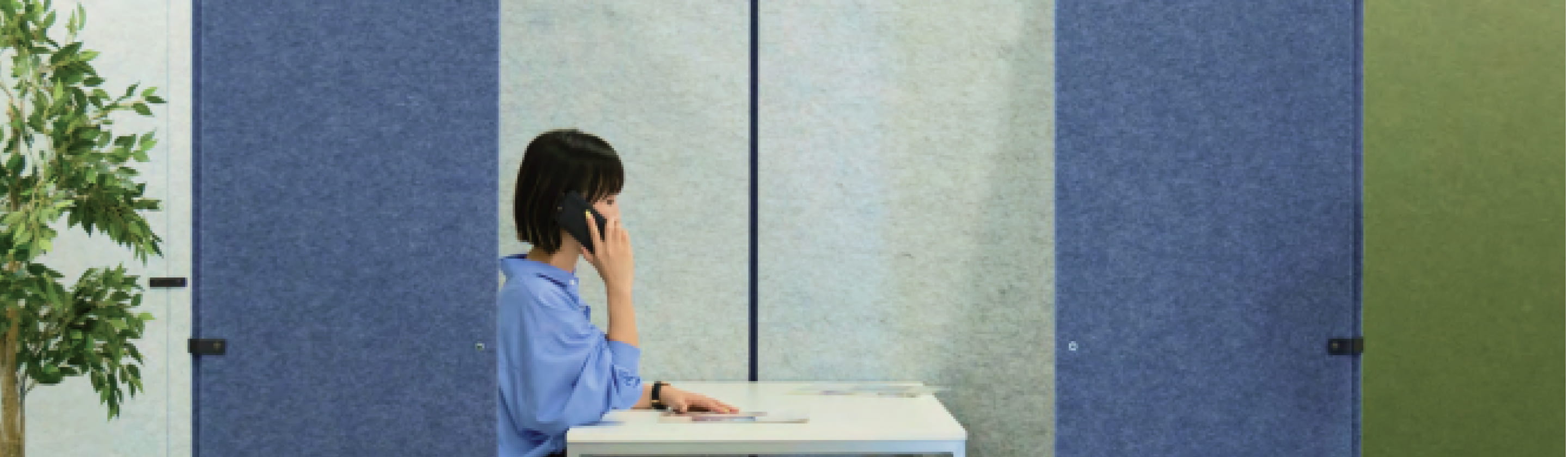 女性がオフィスで電話をかけている様子