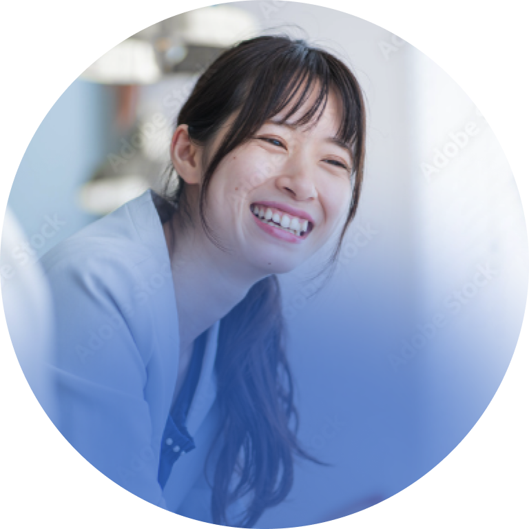 会議室で打ち合わせをするビジネスパーソン
